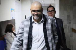 Exviceministro de Hospitales, Gerardo Hernández, evita a la prensa tras ser beneficiado por juez que no acató orden de la CC