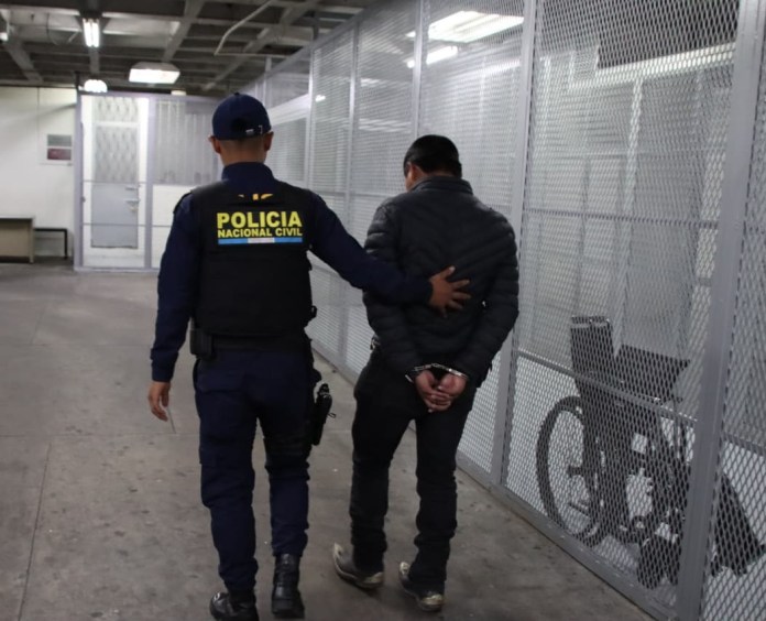 Guardia de Seguridad Privada es capturado. Foto La Hora: PNC.