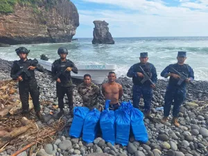 Autoridades salvadoreñas capturan a guatemalteco tras interceptar lancha que transportaba presunta droga