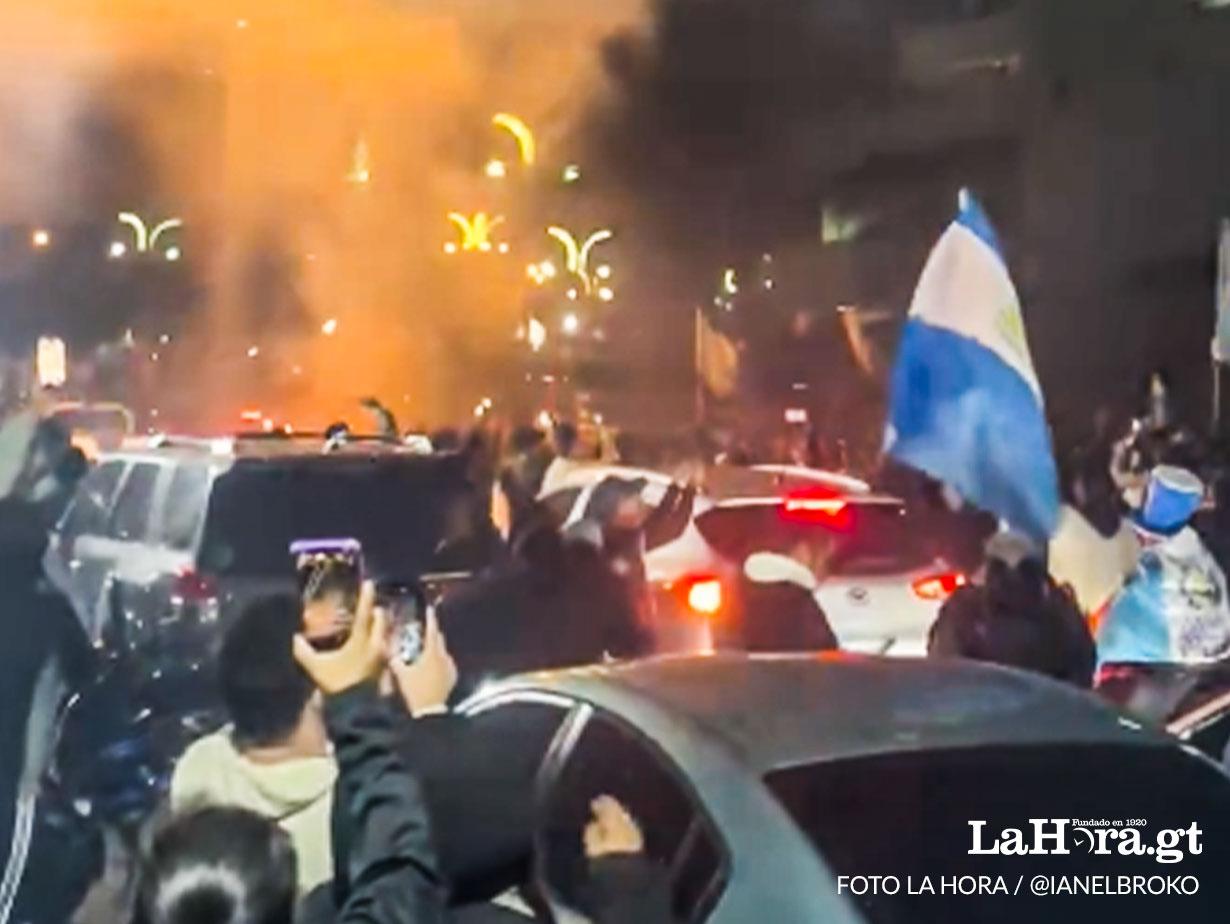 VIDEOS: Aficionados llevaron pirotecnia frente al hotel donde se hospedó la selección de Panamá