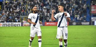 José "El Caballo" Morales y Oscar Santis al finalizar el partido de Guatemala vs Funeral. Foto La Hora: Daniel Ramírez