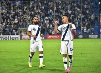José "El Caballo" Morales y Oscar Santis al finalizar el partido de Guatemala vs Funeral. Foto La Hora: Daniel Ramírez