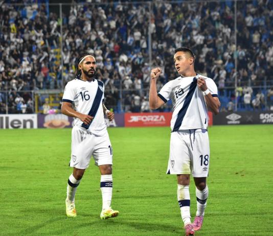 José "El Caballo" Morales y Oscar Santis al finalizar el partido de Guatemala vs Funeral. Foto La Hora: Daniel Ramírez