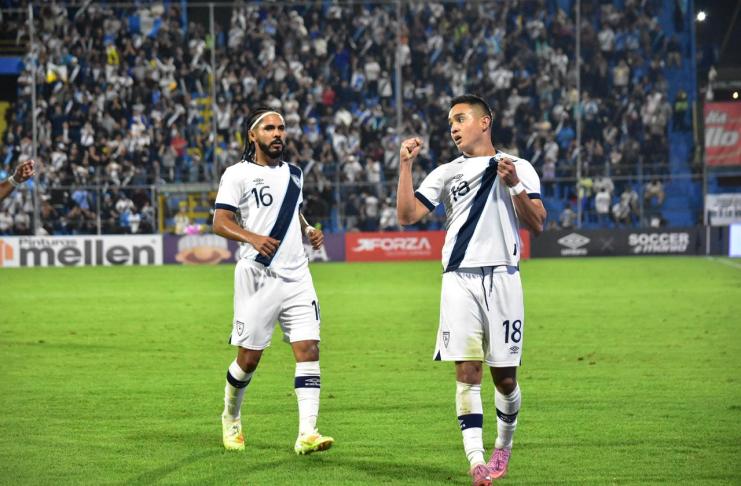José "El Caballo" Morales y Oscar Santis al finalizar el partido de Guatemala vs Funeral. Foto La Hora: Daniel Ramírez