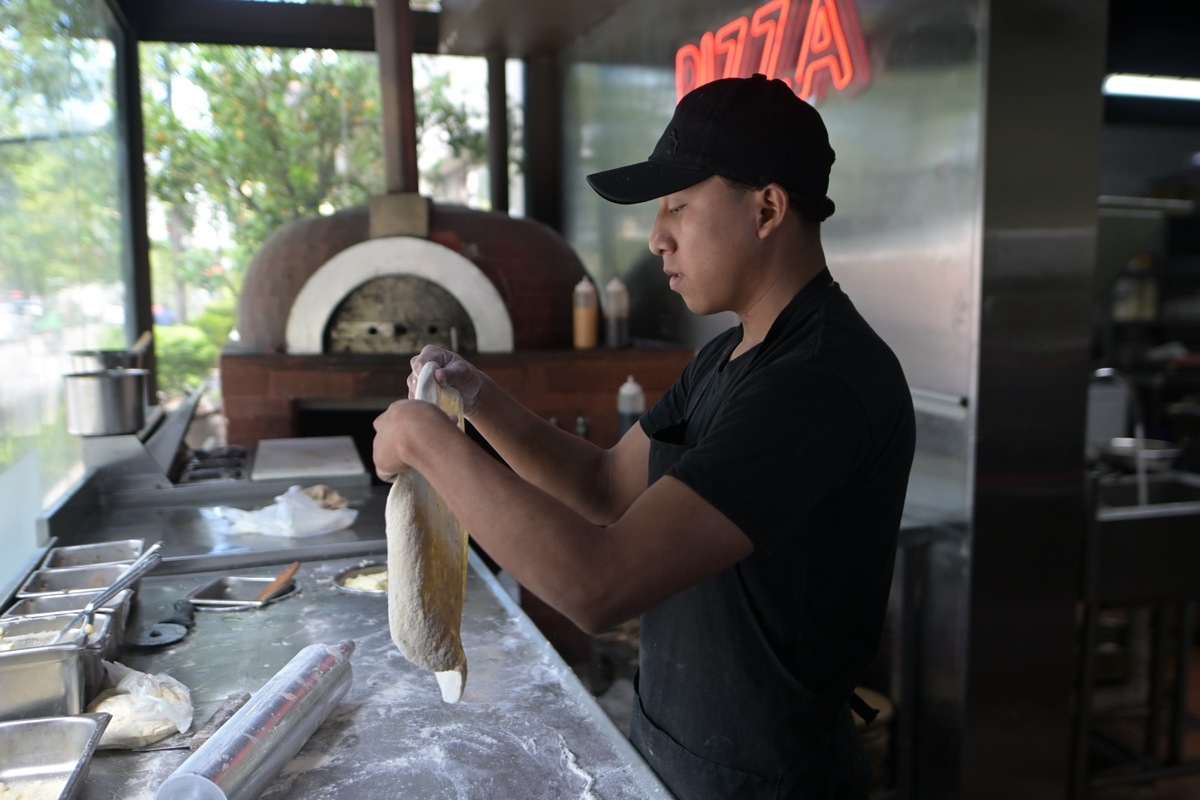 Cocinero preparando masa para pizza. Foto: La Hora/ Fabricio Alonzo