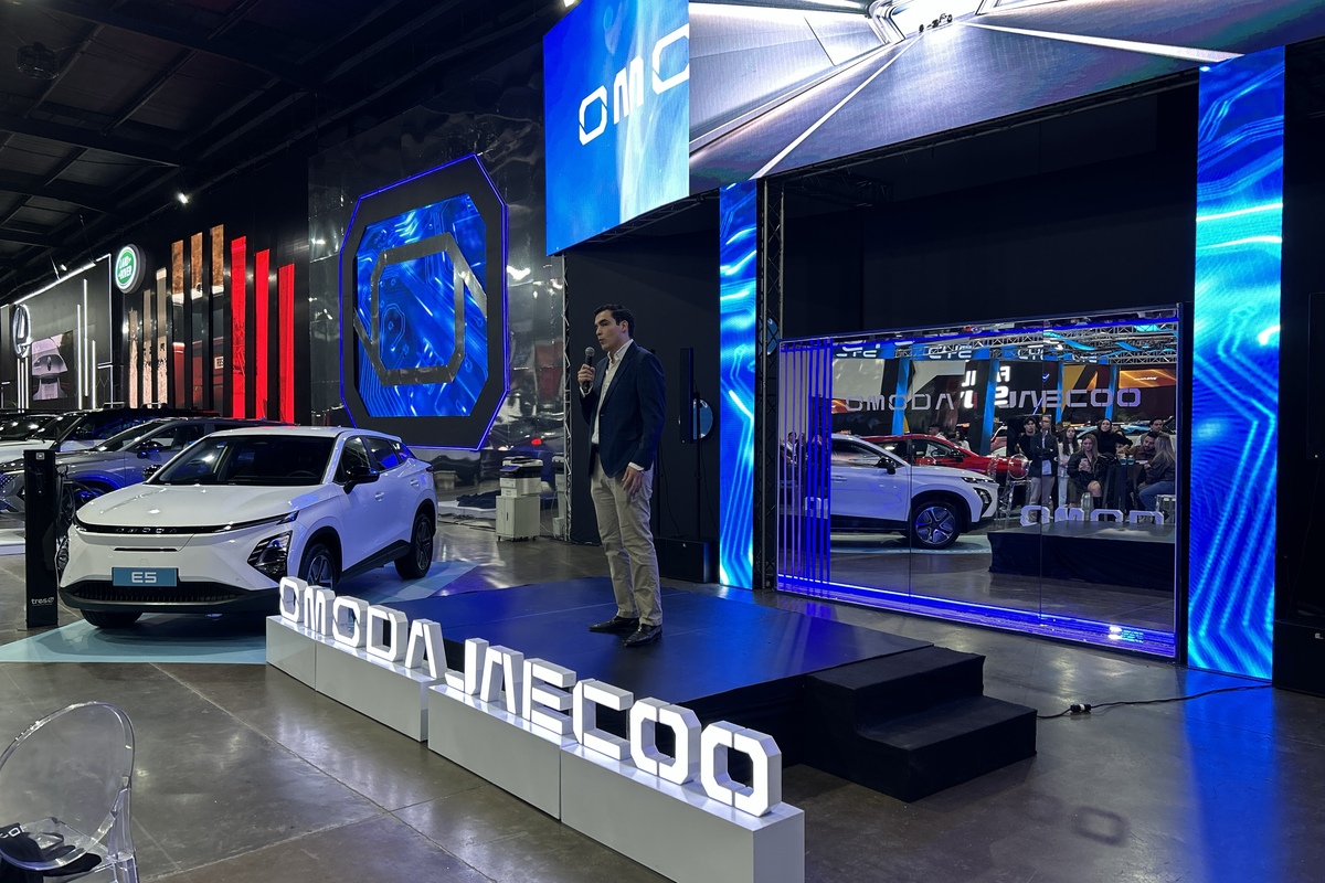 Antonio Sáenz Prado, gerente de marca de OMODA & JAECOO Guatemala, otorgando información de las marcas. Foto: La Hora/ José Orozco. 