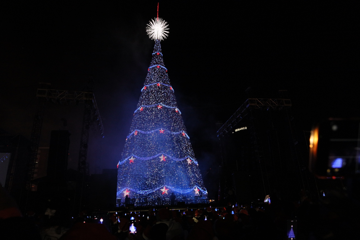 El Árbol Gallo brilla, llevando la Navidad a todos los guatemaltecos. Foto: Daniel Ramírez