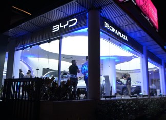 Nueva sala de ventas de BYD en Décima Plaza. Foto: La Hora/ Fabricio Alonzo.