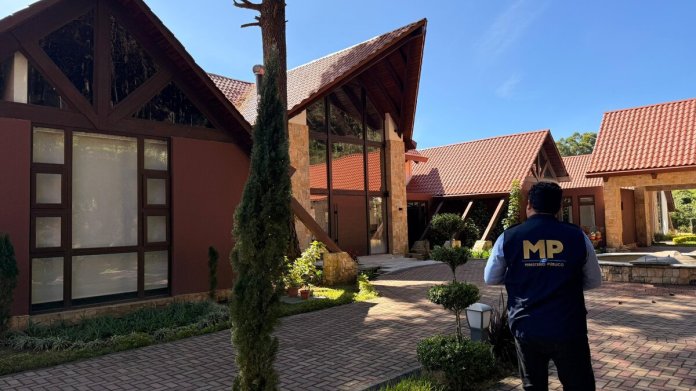 Imagenes de la millonaImágenes de la mansión en una extensa finca vinculada a Giammattei, declarada en Q50 milria mansion en una extensa finca vinculada a Giammattei declarada en Q50 mil Imágenes de la mansión en una extensa finca vinculada a Giammattei, declarada en Q50 mil