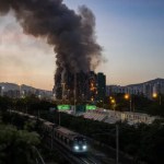 La Policía de Hong Kong detuvo a tres hombres señalados de presunto homicidio involuntario tras el devastador incendio.