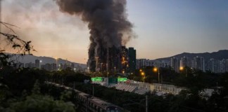 La Policía de Hong Kong detuvo a tres hombres señalados de presunto homicidio involuntario tras el devastador incendio.