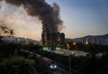 Tres detenidos por presunto homicidio involuntario tras incendio en Hong Kong La Policía de Hong Kong detuvo a tres hombres señalados de presunto homicidio involuntario tras el devastador incendio.