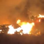 El incendio ha afectado a unos 20 edificios y varias casas, según medios internacionales. Foto La Hora: captura de pantalla