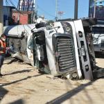Vehículo de Transporte pesado tipo cisterna volcado en la zona 2 capitalina. Foto La Hora: Jose Orozco