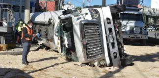 Vehículo de Transporte pesado tipo cisterna volcado en la zona 2 capitalina. Foto La Hora: Jose Orozco