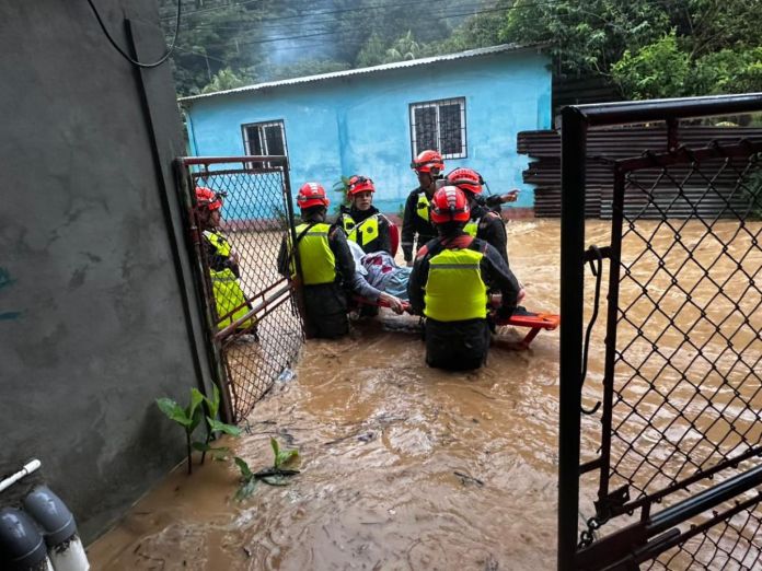 La Brigada Humanitaria del Ejército ha brindado ayuda a familias afectadas por anegaciones. Foto La Hora: Ejercito de Guatemala