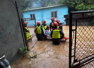 La Brigada Humanitaria del Ejército ha brindado ayuda a familias afectadas por anegaciones. Foto La Hora: Ejercito de Guatemala
