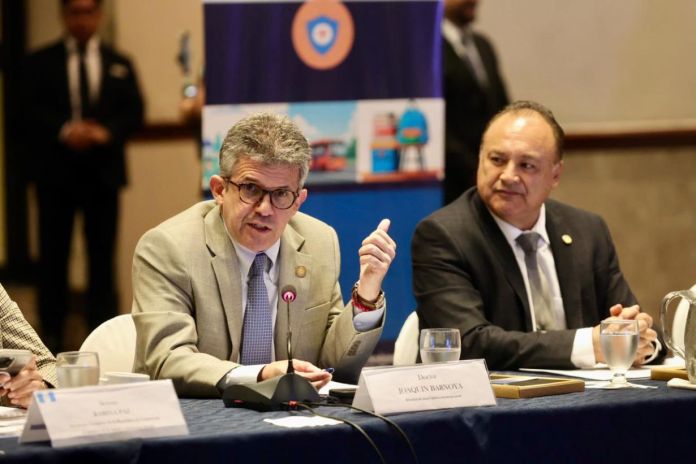Joaquin Barnoya-ministro de Salud El ministro de Salud, Joaquín Barnoya, participó en la inauguración del IX Congreso de Comisiones de Salud. Foto La Hora. Ministerio de Salud