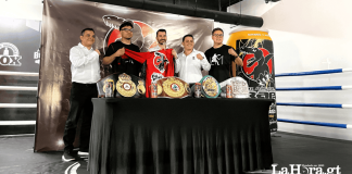 Representantes de Raptor junto a Lester Martínez y su representante. Foto: La Hora/Victor García.