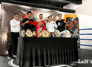 Representantes de Raptor junto a Lester Martínez y su representante. Foto: La Hora/Victor García.