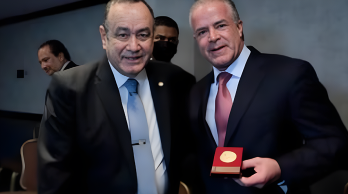 La amistad entre exministro de Giammattei y el dueño de Miss Universe, señalado de dirigir red de tráfico