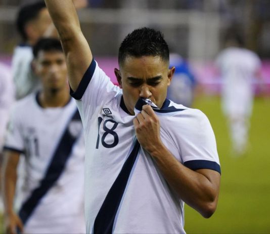 Delantero de la Selección Nacional Oscar Santis celebrando tras su victoria en la eliminatoria mundialista. Foto La Hora: FFG