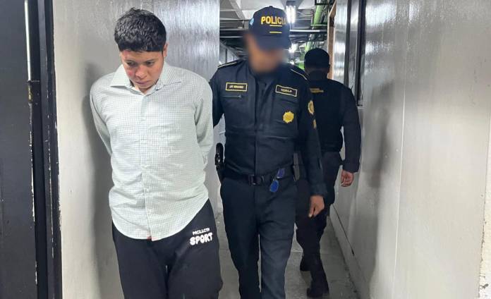 Ladrones Presuntos motoladrones capturados. Foto La Hora: PNC.