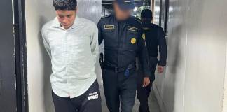 Presuntos motoladrones capturados. Foto La Hora: PNC.