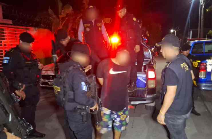 «Little Chucky», capturado que intentó fugarse durante allanamiento en Retalhuleu. Foto La Hora: PNC