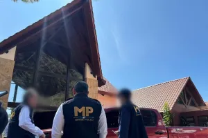 Fiscalía de Extinción de Dominio allana propiedad vinculada al expresidente Alejandro Giammattei