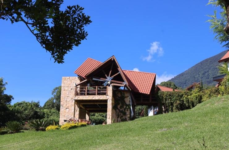 Qué se sabe de la propiedad allanada por el MP vinculada al expresidente Alejandro Giammattei