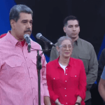 En medio de tensiones con Estados Unidos, el presidente NIcolás Maduro, protagonizó un acto pacifista cantando Imagine de John Lennon. Foto La Hora: AP