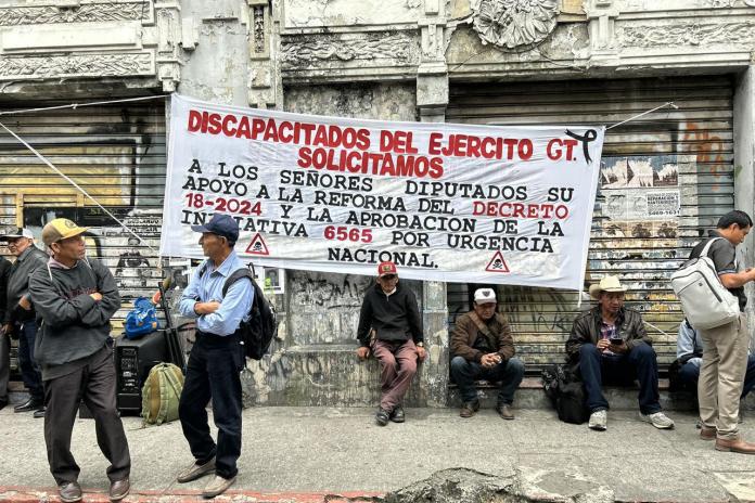 Manifestación de exveteranos en bloqueo frente al Congreso. Foto La Hora: José Orozco