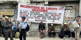Manifestación de exveteranos en bloqueo frente al Congreso. Foto La Hora: José Orozco