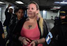 María Marta Castañeda denuncia a exministro de Gobernación por usar «su nombre como cortina de humo» María Marta Castañeda presentó una denuncia en contra del exministro de gobernación, Francisco Jiménez, tras señalarla de pertenecer al Barrio 18. Foto: La Hora