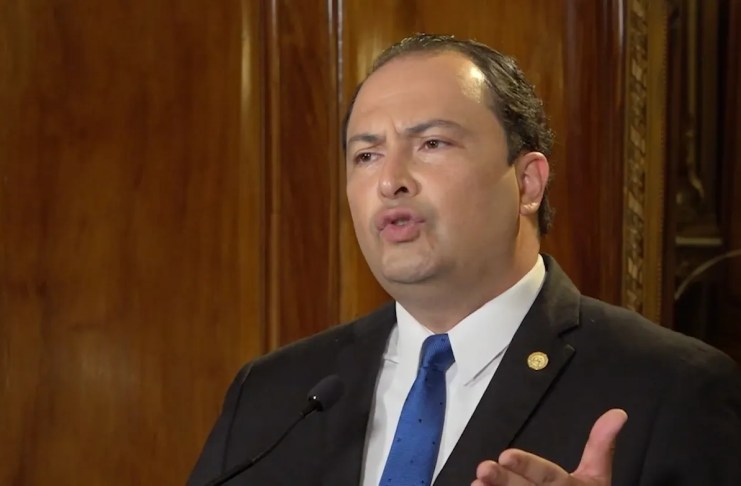 Minex aclara que ex canciller Mario Búcaro no posee pasaporte diplomático desde abril de 2024.