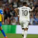 El delantero francés del Real Madrid, Kylian Mbappé, celebra el segundo gol de su equipo durante el partido de LaLiga entre el Real Madrid y el Valencia.