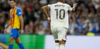 El delantero francés del Real Madrid, Kylian Mbappé, celebra el segundo gol de su equipo durante el partido de LaLiga entre el Real Madrid y el Valencia.