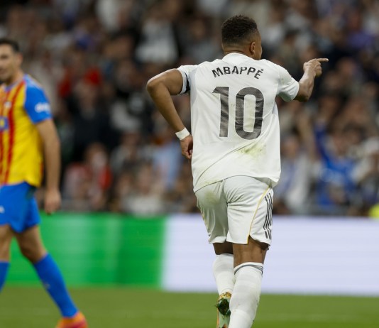 El delantero francés del Real Madrid, Kylian Mbappé, celebra el segundo gol de su equipo durante el partido de LaLiga entre el Real Madrid y el Valencia.