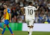 El delantero francés del Real Madrid, Kylian Mbappé, celebra el segundo gol de su equipo durante el partido de LaLiga entre el Real Madrid y el Valencia.
