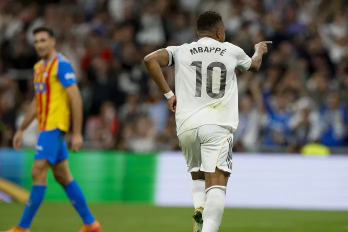 Mbappé El delantero francés del Real Madrid, Kylian Mbappé, celebra el segundo gol de su equipo durante el partido de LaLiga entre el Real Madrid y el Valencia.