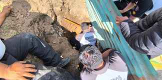 Un niño de cinco años fue rescatado con vida tras caer en un tragante de concreto en la aldea Concepción Pínula. Foto La Hora: CVB.