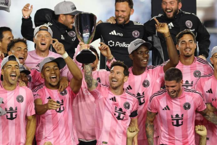 Messi de Inter Miami celebra con el trofeo de la Major League Soccer este sábado, al final del partido entre Inter Miami y New York City Football Club en el estadio Chase, en Fort Lauderdale (Estados Unidos). Foto: La Hora: EFE