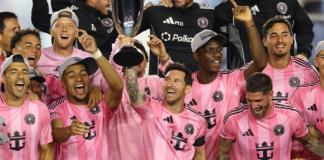 Messi de Inter Miami celebra con el trofeo de la Major League Soccer este sábado, al final del partido entre Inter Miami y New York City Football Club en el estadio Chase, en Fort Lauderdale (Estados Unidos). Foto: La Hora: EFE