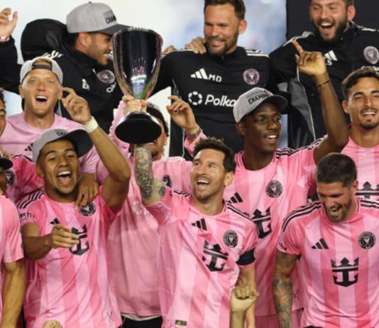 Messi de Inter Miami celebra con el trofeo de la Major League Soccer este sábado, al final del partido entre Inter Miami y New York City Football Club en el estadio Chase, en Fort Lauderdale (Estados Unidos). Foto: La Hora: EFE