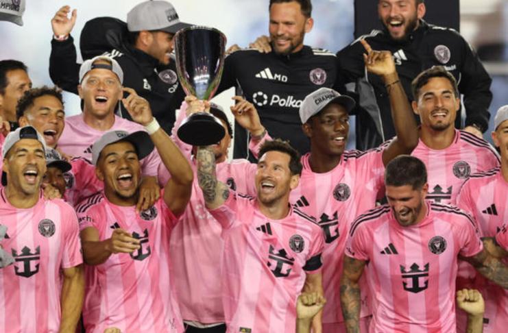 Messi de Inter Miami celebra con el trofeo de la Major League Soccer este sábado, al final del partido entre Inter Miami y New York City Football Club en el estadio Chase, en Fort Lauderdale (Estados Unidos). Foto: La Hora: EFE
