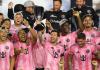 Messi de Inter Miami celebra con el trofeo de la Major League Soccer este sábado, al final del partido entre Inter Miami y New York City Football Club en el estadio Chase, en Fort Lauderdale (Estados Unidos). Foto: La Hora: EFE