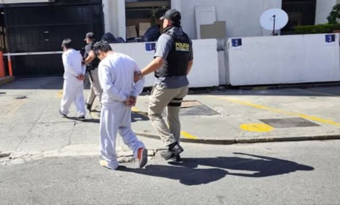 Los dos migrantes retornados de Estados Unidos fueron capturados en la oficina de Migración. Foto La Hora: PNC
