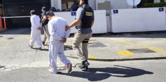 Los dos migrantes retornados de Estados Unidos fueron capturados en la oficina de Migración. Foto La Hora: PNC