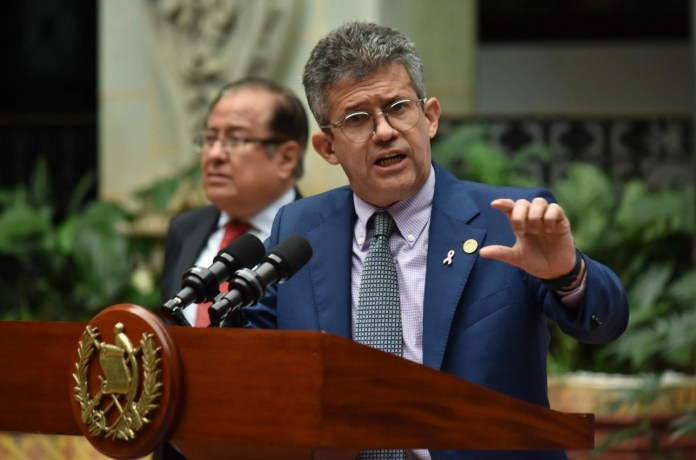 Ministro El ministro de Salud, Joaquín Barnoya, en conferencia de prensa en Palacio Nacional de la Cultura. Foto La Hora: Daniel Ramírez.